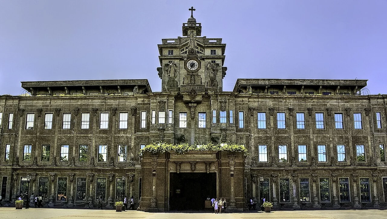 Harapan ng Main Building ng University of Santo Tomas sa Sampaloc.
