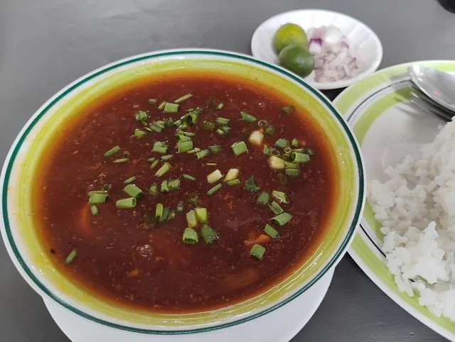 Isang pagkaing beef pares na inihain kasama ng kanin at sabaw