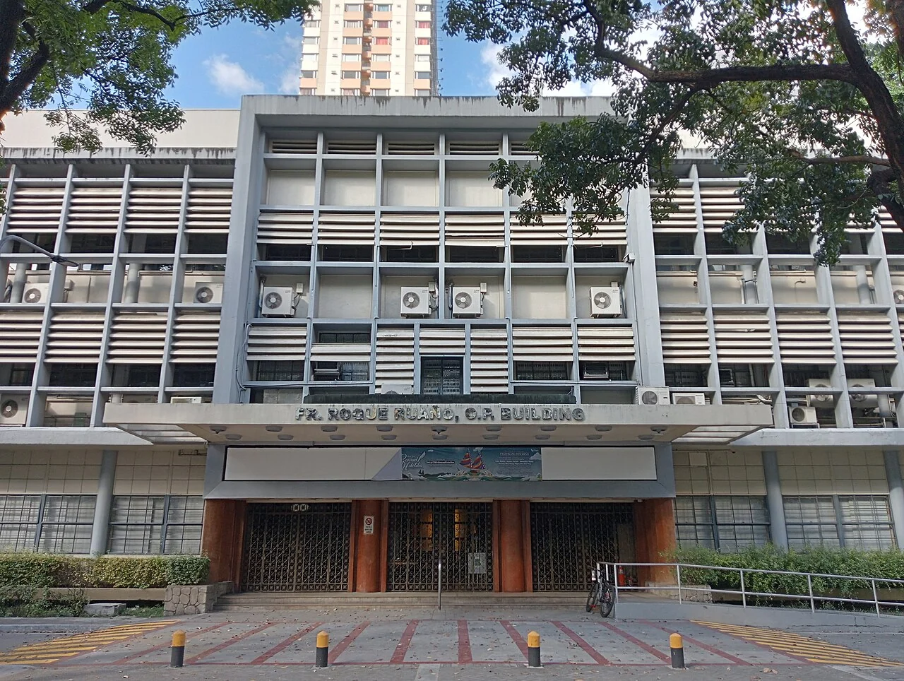 Harapan ng Roque Ruaño Building sa kampus ng UST sa Maynila.