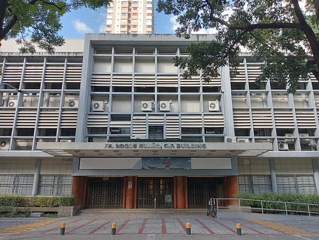 Harapan ng Roque Ruaño Building sa kampus ng UST sa Maynila.