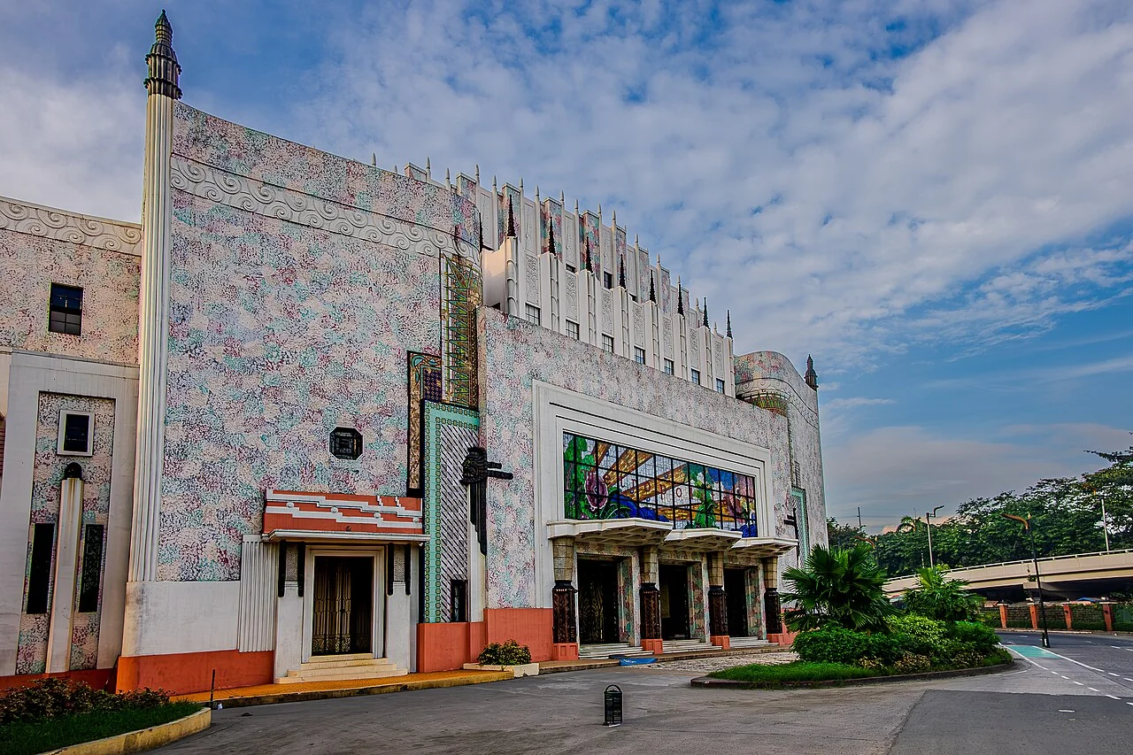 Makulay na harapan ng Metropolitan Theater sa Maynila.