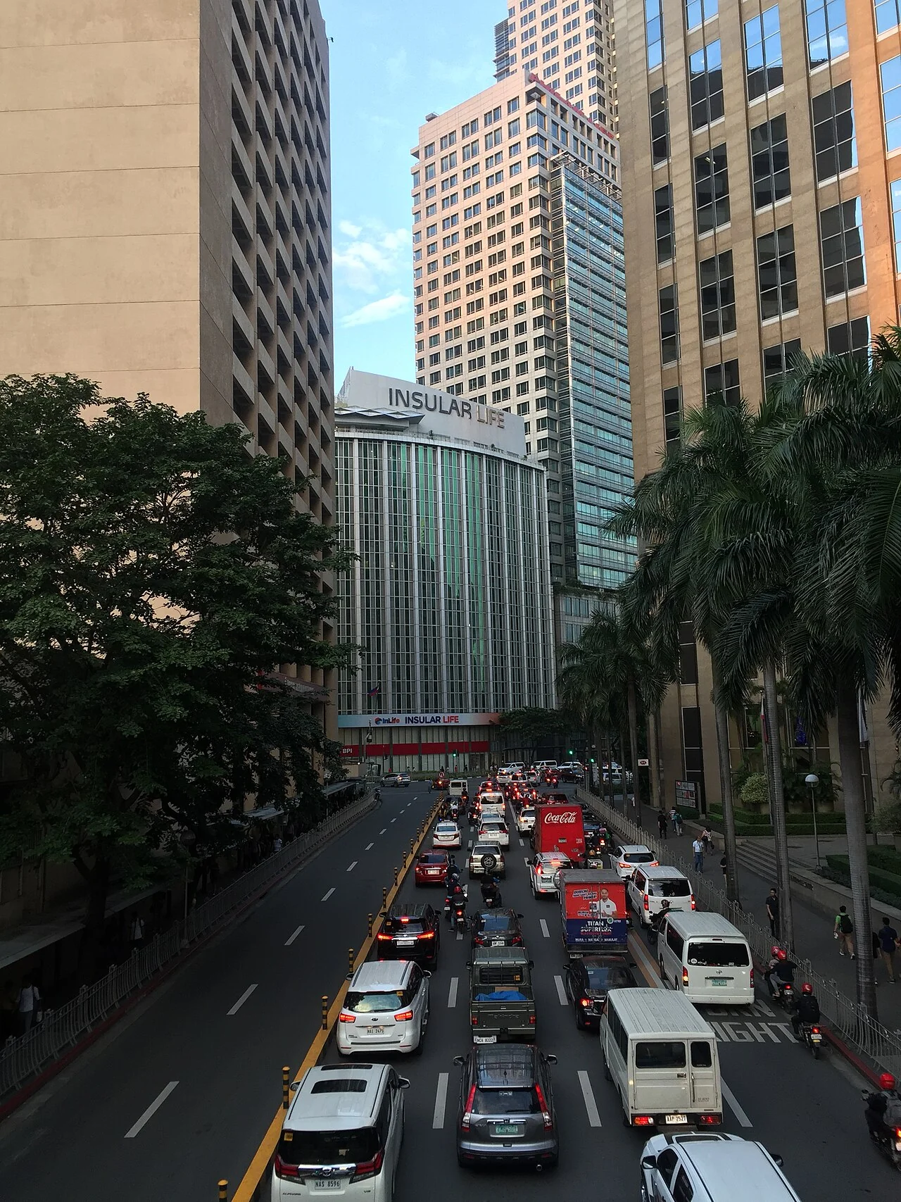 Paseo de Roxas sa Makati na napapaligiran ng matataas na gusali