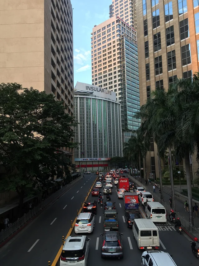 Paseo de Roxas sa Makati na napapaligiran ng matataas na gusali