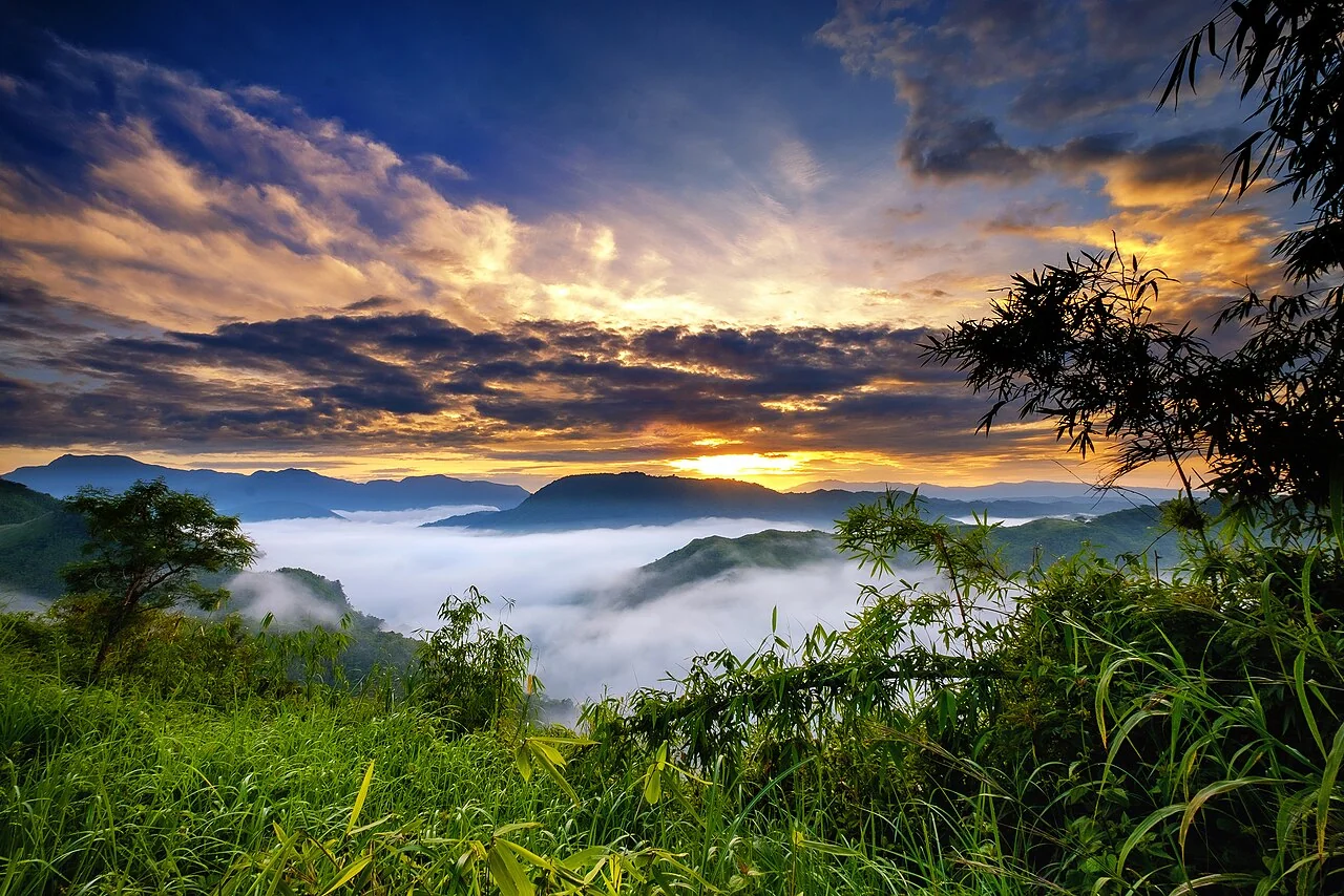 Bahagi ng bulubunduking Sierra Madre sa Tanay, Rizal, sa ibabaw ng mga ulap.