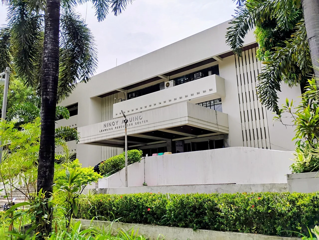 Gusali ng aklatan at learning resources center ng PUP sa Santa Mesa, Maynila.