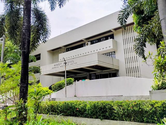 Gusali ng aklatan at learning resources center ng PUP sa Santa Mesa, Maynila.