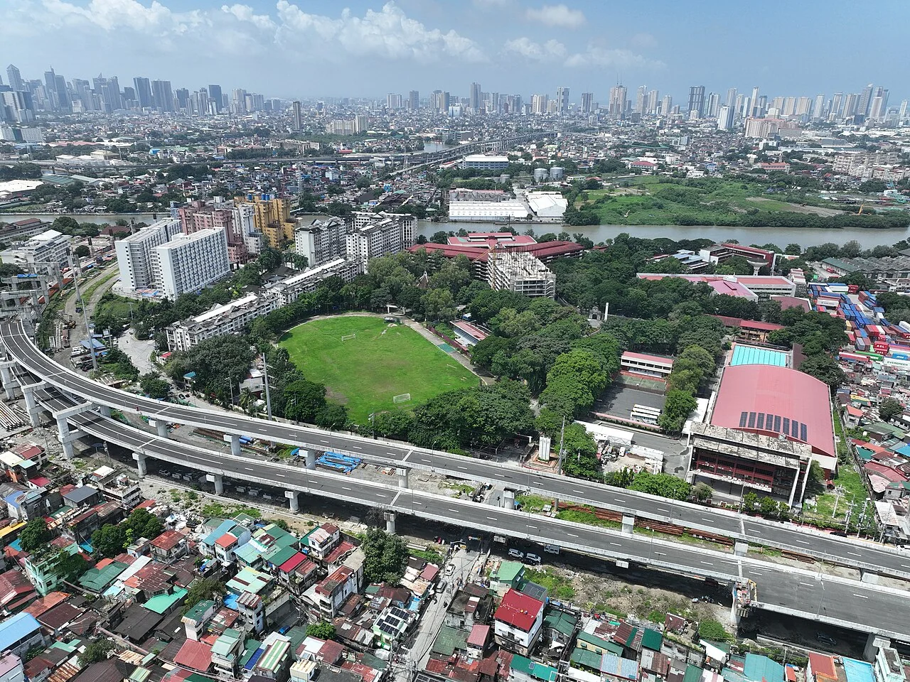 PUP Mabini Campus at mga kalapit na daan at Ilog Pasig mula sa itaas.