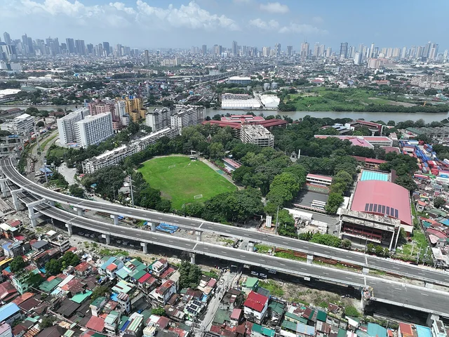 PUP Mabini Campus at mga kalapit na daan at Ilog Pasig mula sa itaas.